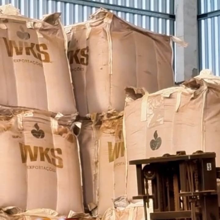 Big bags de café com a marca WKS no armazém