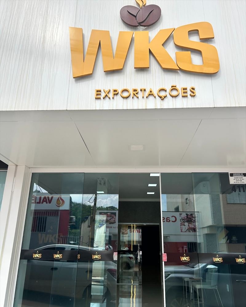 Fachada da WKS Exportações com a logo dourada