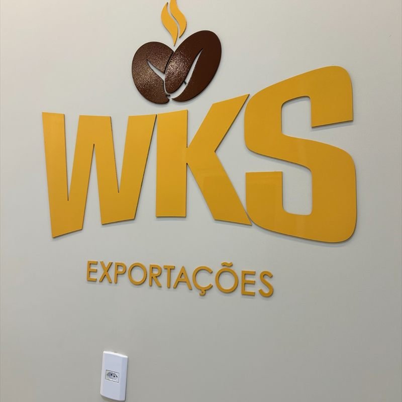 Logo da WKS na parede do escritório